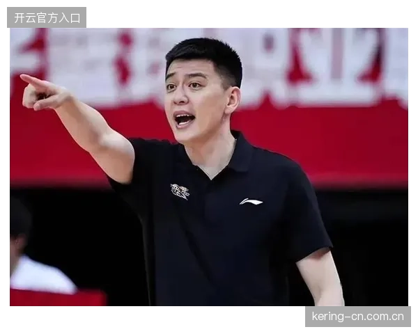 前辽篮冠军教头杨鸣成为自由市场焦点,包括新疆男篮在内的多支球队均展开积极追求 前辽篮冠军教头杨鸣成为自由市场焦点,包括新疆男篮在内的多支球队均展开积极追求